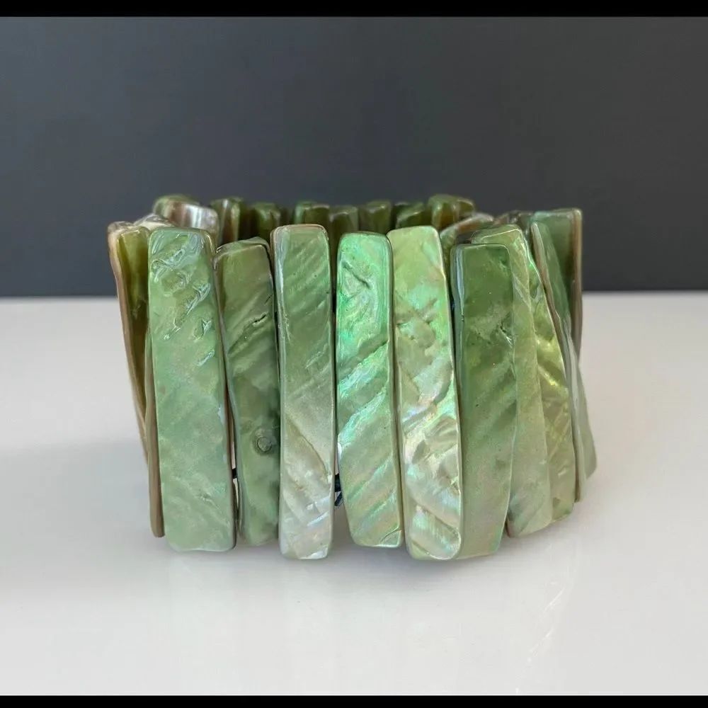 Vintage Rare Natural Shell Green Mother of Pearl Stretch Bracelet